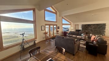 Smart TV, libros y estéreo