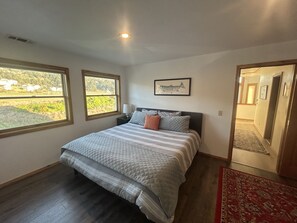 2 bedrooms, free WiFi, bed sheets - White water views, location, comfort. (Whitethorn)