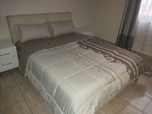 2 bedrooms, desk, iron/ironing board, free WiFi - Hilltop tranquility with customer service to match. (Kampala)