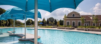 Bright & Airy House. Child friendly, EV charging, Pool, sauna, gym, kayak+