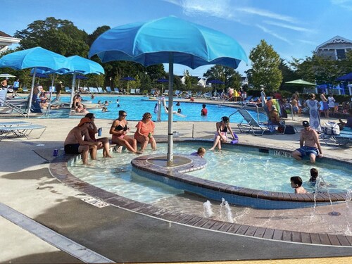 Bright & Airy House. Child friendly, EV charging, Pool, sauna, gym, kayak+