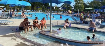 Bright & Airy House. Child friendly, EV charging, Pool, sauna, gym, kayak+