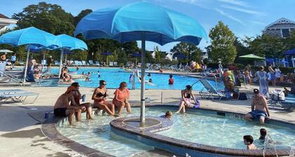 Bright & Airy House. Child friendly, EV charging, Pool, sauna, gym, kayak+