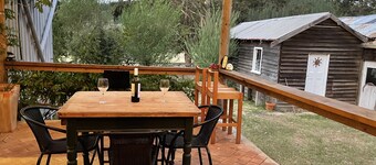 Trails! Views! Serenity! Family & pet friendly cottage, 5 minutes from town!