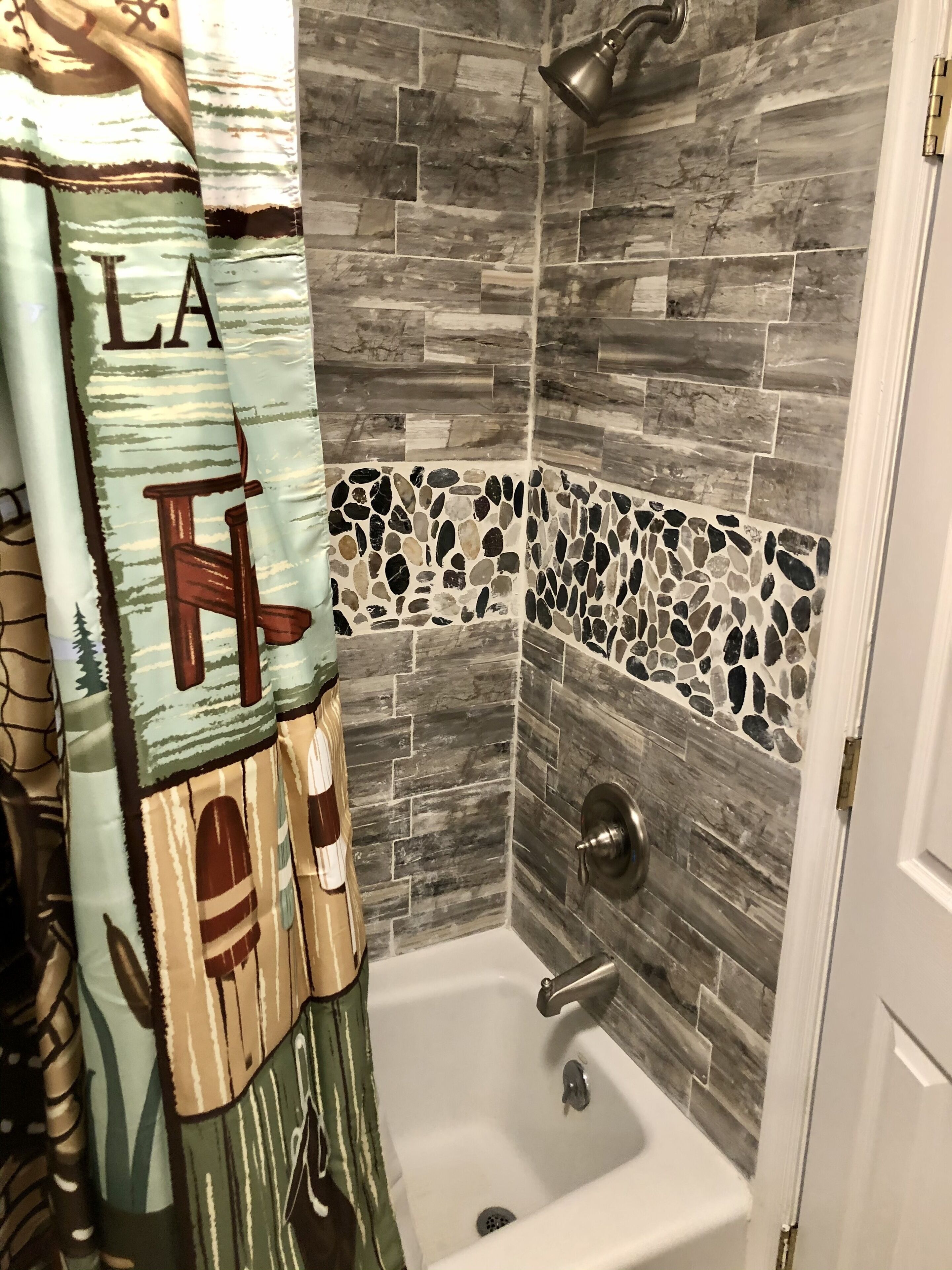 Ensemble douche/baignoire, sèche-cheveux, serviettes fournies, savon