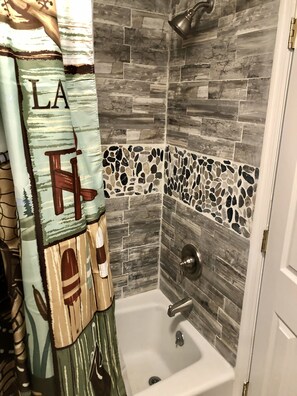Ensemble douche/baignoire, sèche-cheveux, serviettes fournies, savon
