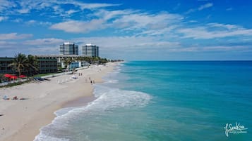 Playa en los alrededores, camastros y toallas de playa