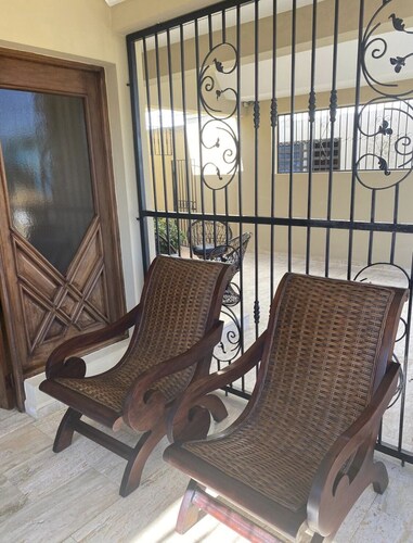 Secure & Modern House - Residential Las Carolinas