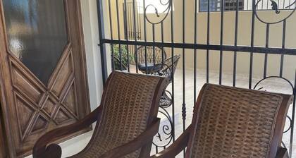 Secure & Modern House - Residential Las Carolinas