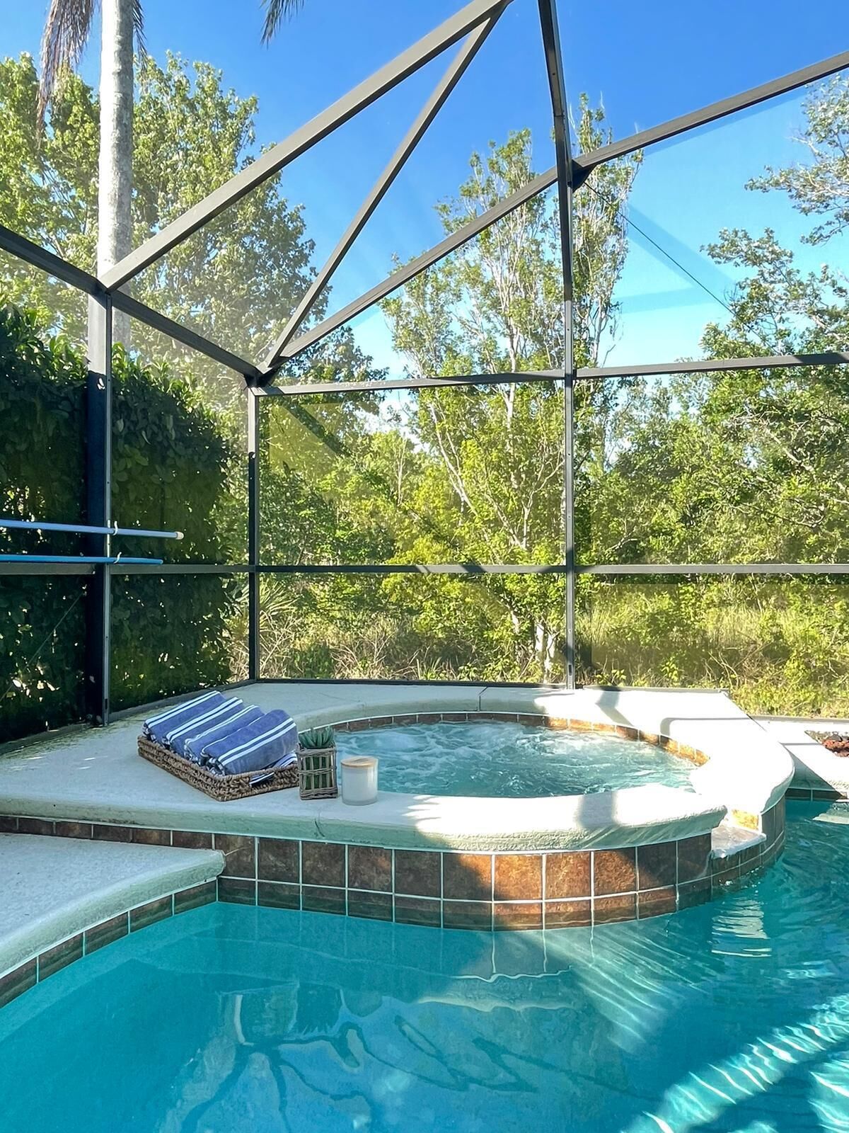 Utendørsbasseng og et oppvarmet basseng