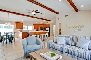 TV connectée, table de tennis de table, livres