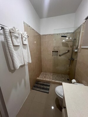 Shower, hair dryer, towels, soap - Luxurious Apt With a View/ 24 Hr Security Monitoring / Free Wifi (Kingston)