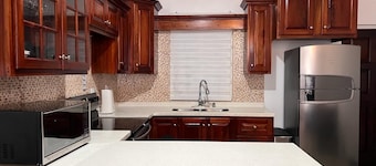 Luxurious Apt With a View/ 24 Hr Security Monitoring / Free Wifi