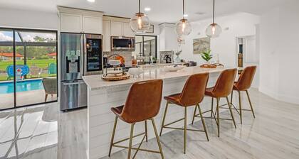 POOL HOUSE, CLOSE TO THE BEACH & DOWN TOWN NAPLES! *** WITH GAME ROOM***