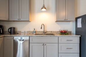 Refrigerador, microondas, parrilla de estufa y lavavajillas