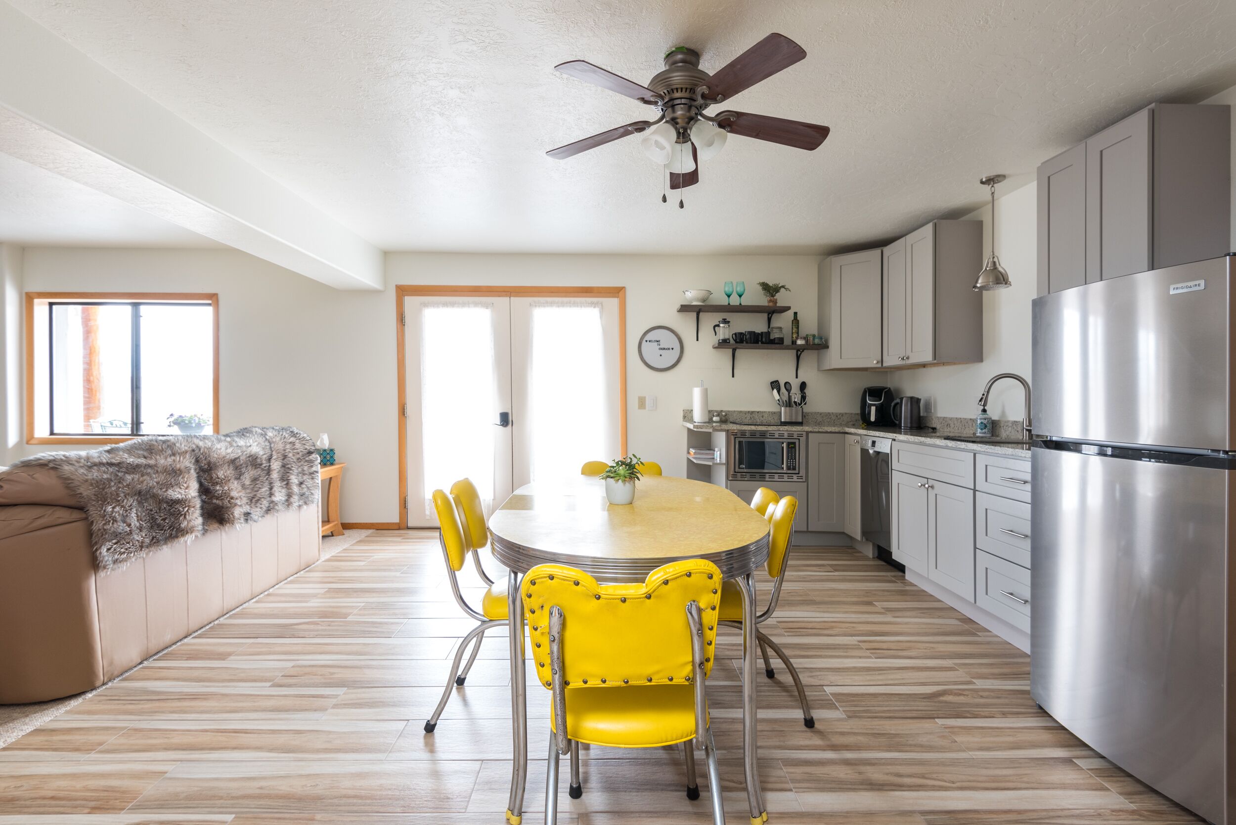 Kjøleskap, mikrobølgeovn, kokeplater og oppvaskmaskin