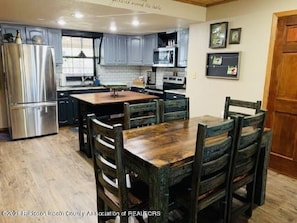 Dining - Perfect Vacation 3BR Cabin Central Ruidoso-Not in Flood Zone (Ruidoso)