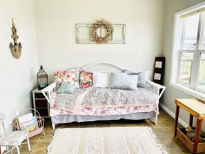 3 bedrooms, free WiFi, bed sheets - Spacious Lakefront Retreat | Views, Private Dock (Ashville)