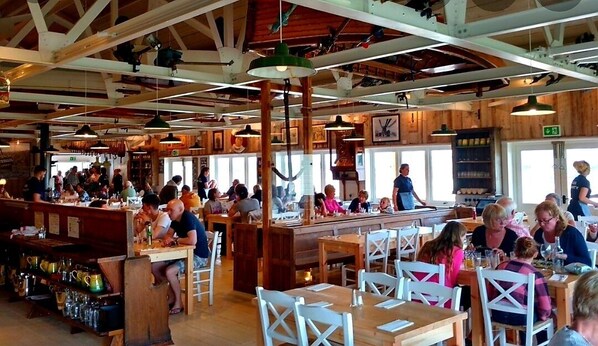 Dining - Property 5 minutes walk from Trearddur Bay beach (Trearddur Bay)