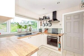 Fridge, microwave, oven, stovetop - Property 5 minutes walk from Trearddur Bay beach (Trearddur Bay)