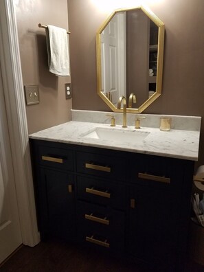 Combined shower/bathtub, hair dryer, towels, soap