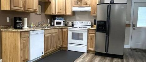 Jääkaappi, mikroaaltouuni, uuni, liesi