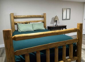 2 habitaciones, escritorio y tabla de planchar con plancha