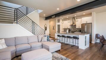 Townhome, 4 Bedrooms | Ruang tamu | TV skrin rata