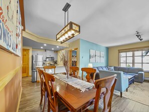 Condo, 2 Bedrooms | Dining