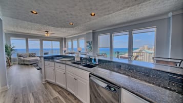 Apartment, 3 Schlafzimmer | Eigene Küche | Kühlschrank, Ofen, Wasserkocher mit Kaffee-/Teezubehör, Toaster