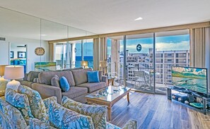 Condo, 2 quartos | Sala de estar | Smart TV