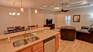 Condo, 3 Bedrooms | Private kitchen | Fridge, microwave, oven, stovetop