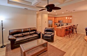 콘도, 침실 3개 | 거실 공간 | TV