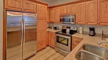 Condo, 3 Bedrooms | Private kitchen | Fridge, microwave, oven, stovetop
