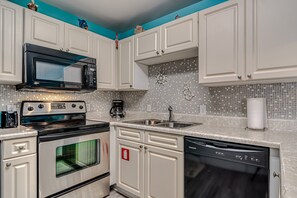 Private kitchen - Alabama Sands Unit 2 2 Bedroom Condo by RedAwning (Gulf Shores)