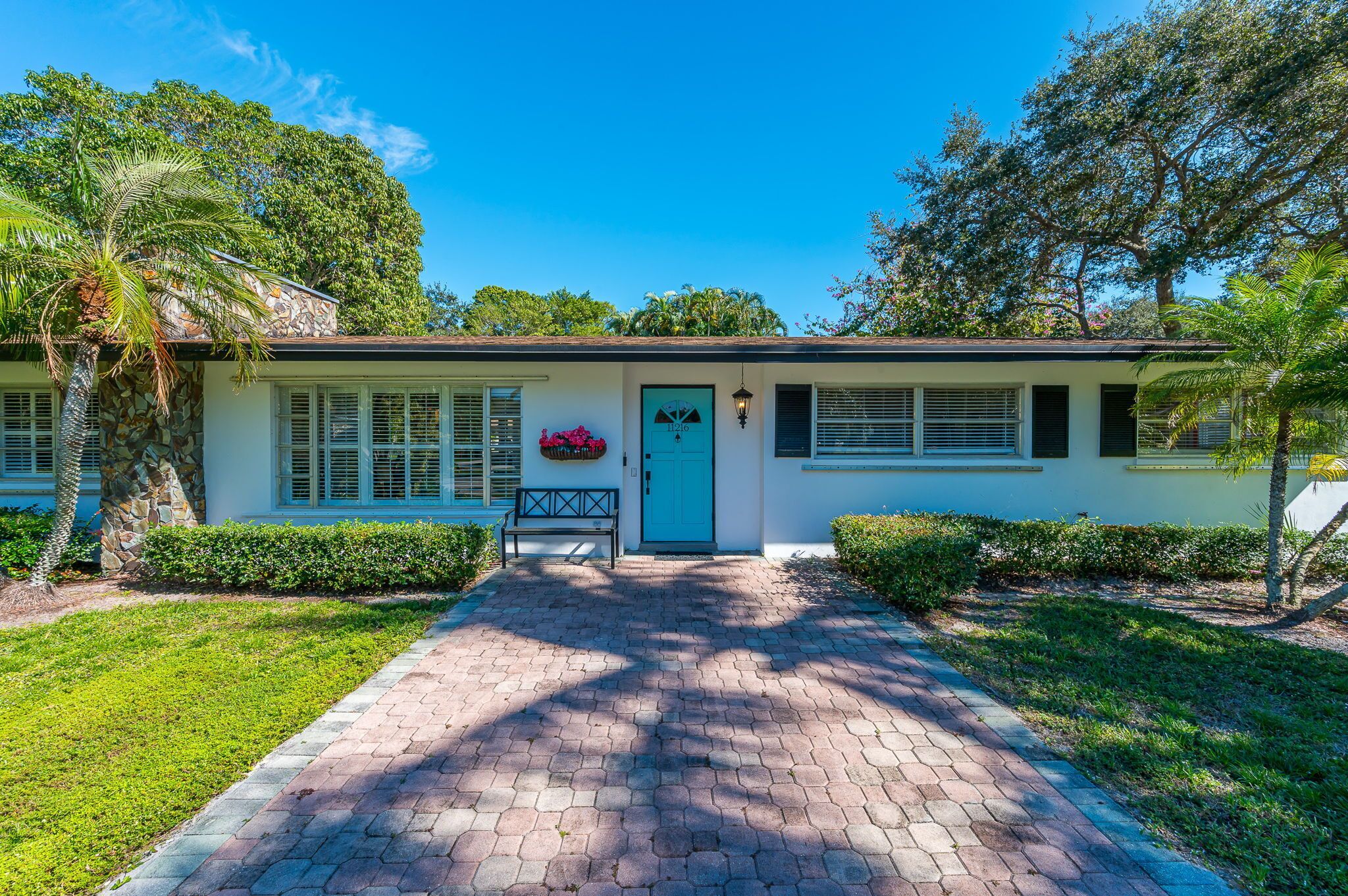 Stunning 1 Acre newly decorated family- friendly tropical home with saltwater pool in heart of Palm Beach Gardens.