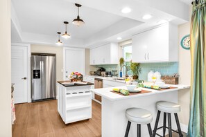 Fridge, microwave, oven, stovetop - Tropical Mango Bungalow | Pool + Close to Beach! (Palm Beach Gardens)