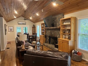 Smart TV, caminetto, videogiochi, libri