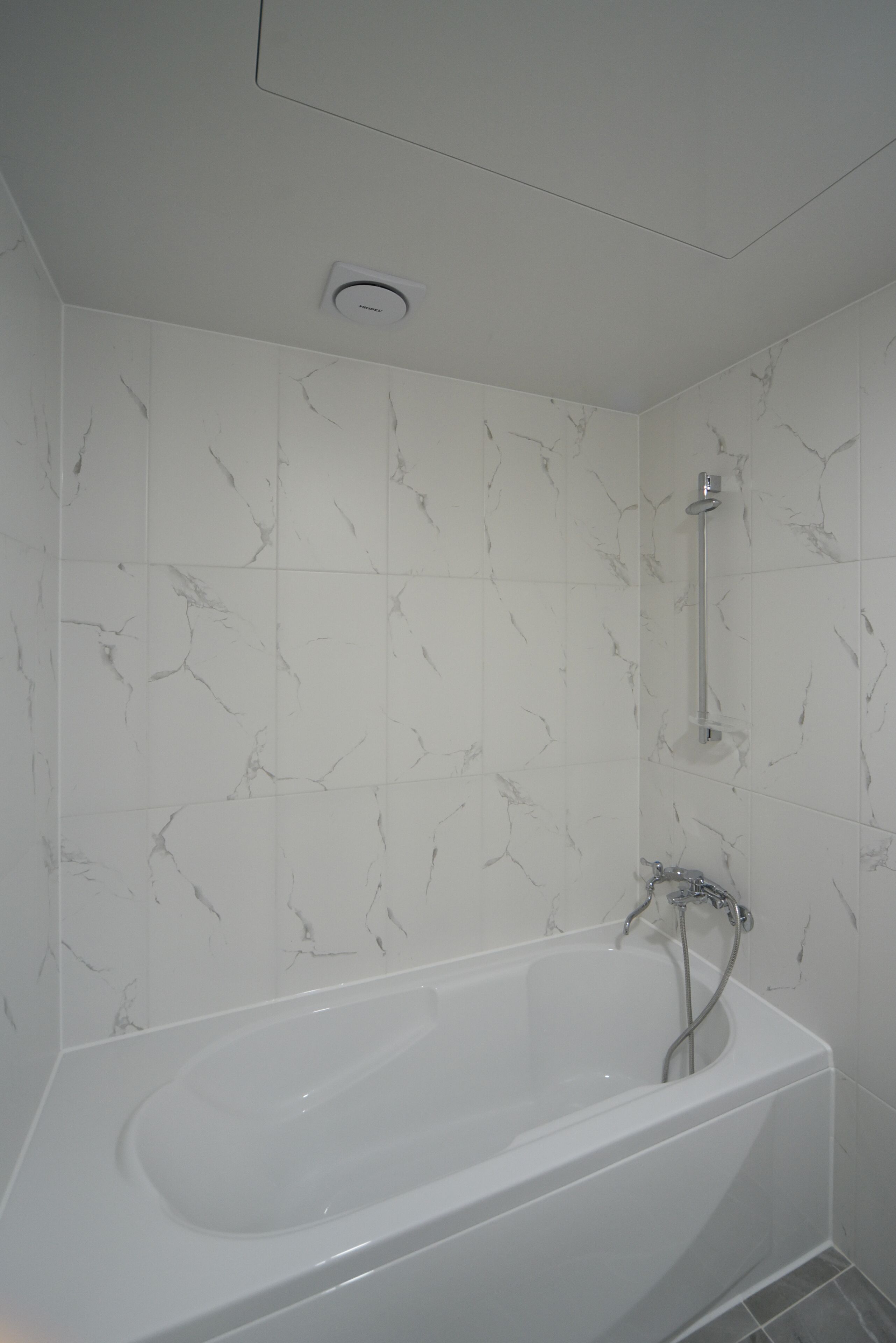 combined shower/bathtub, hair dryer, bathrobes, slippers