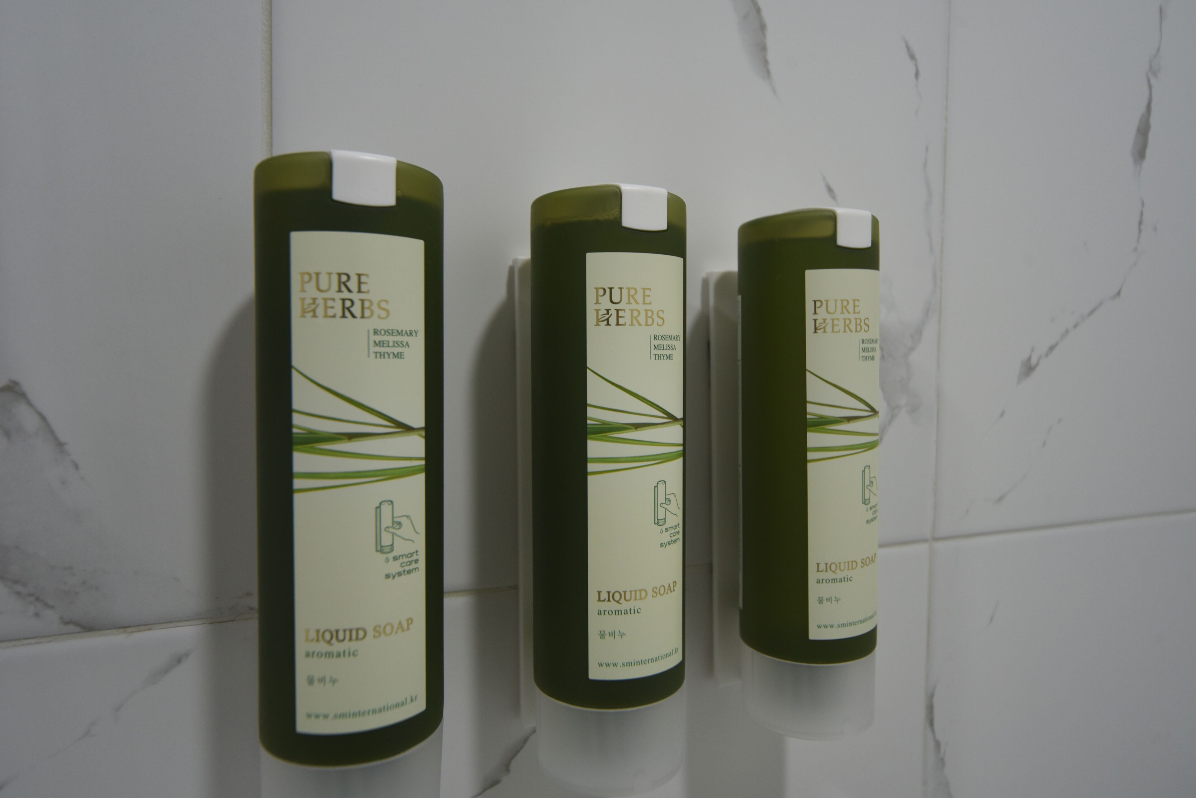 combined shower/bathtub, hair dryer, bathrobes, slippers