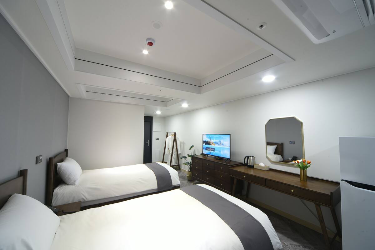 高级双床房 | 办公桌、遮光窗帘、熨斗/熨板、免费 WiFi