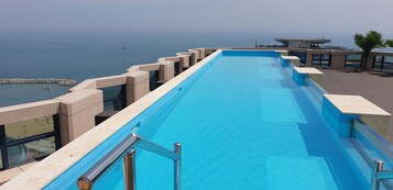 Kolam renang outdoor, dengan kursi berjemur