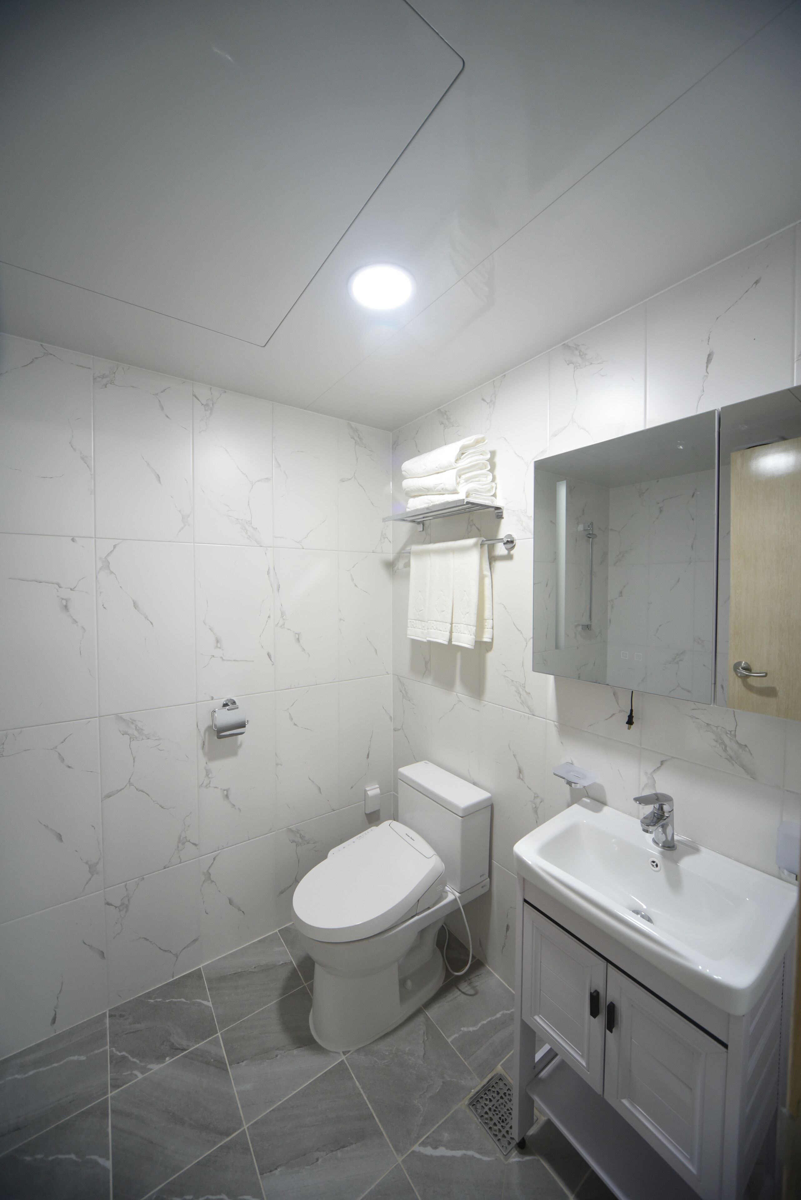 combined shower/bathtub, hair dryer, bathrobes, slippers