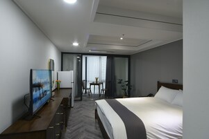 Escritorio, cortinas blackout y tabla de planchar con plancha