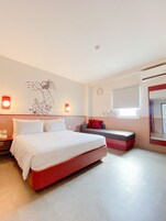 Familierom (Suite) | Sengetøy av topp kvalitet, skrivebord og skrivebord for bærbar PC