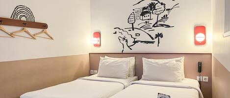 Habitación estándar, 2 camas individuales (Lucky Room Twin) | Ropa de cama de alta calidad y escritorio