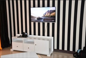 Appartement Deluxe | Coin séjour | Télévision