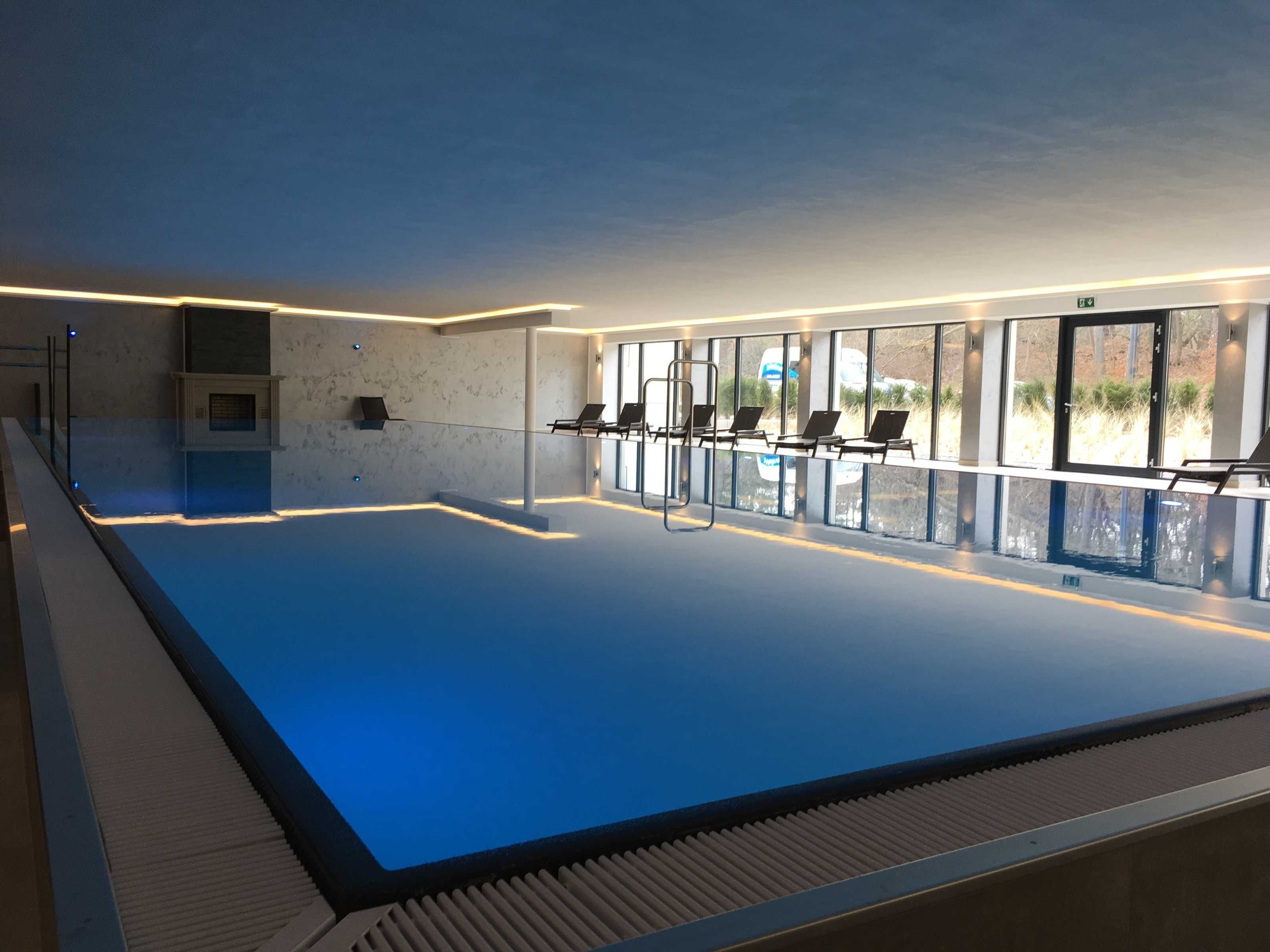 Ein Hallenbad mit freiem Blick ins Freie.