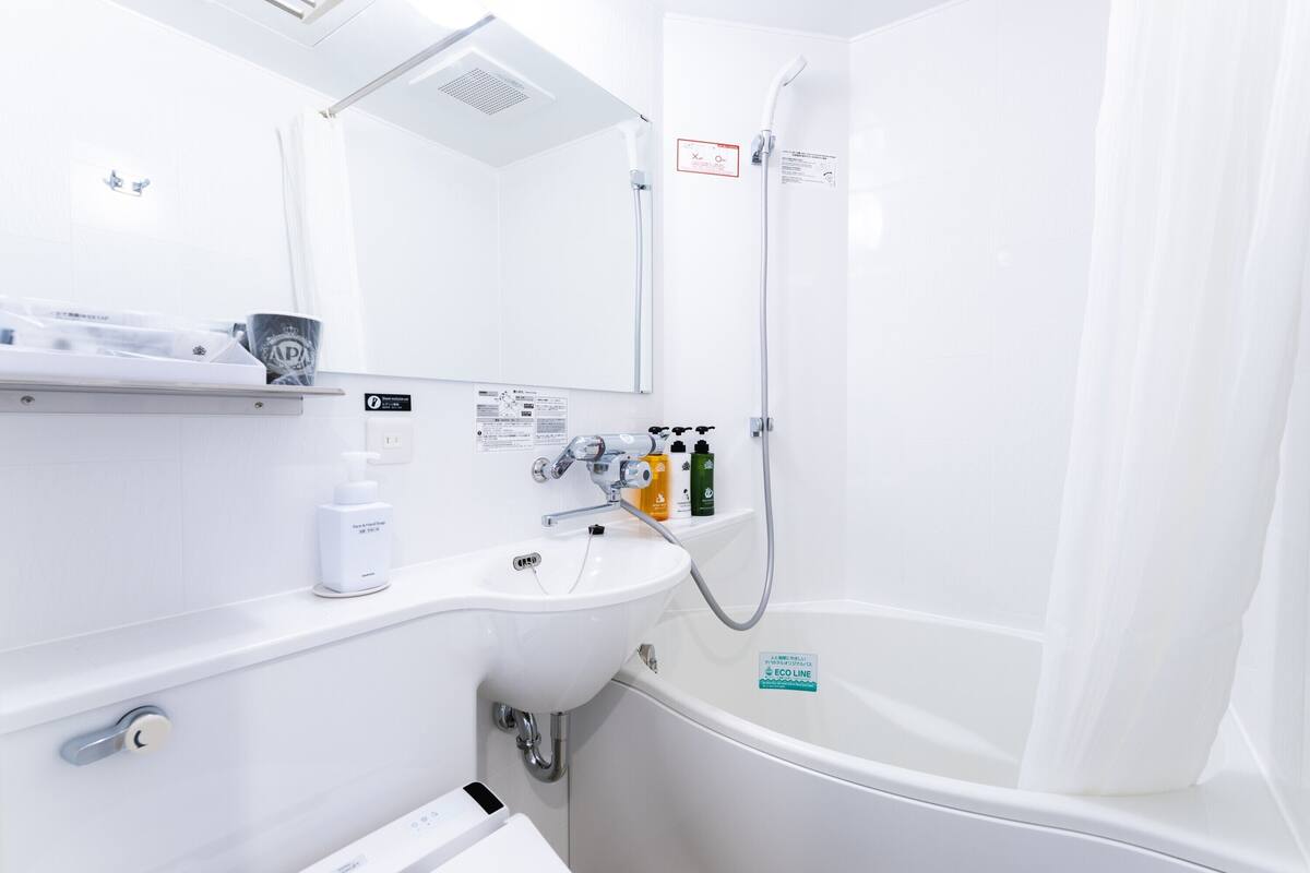 combined shower/bathtub, deep-soaking bathtub, free toiletries