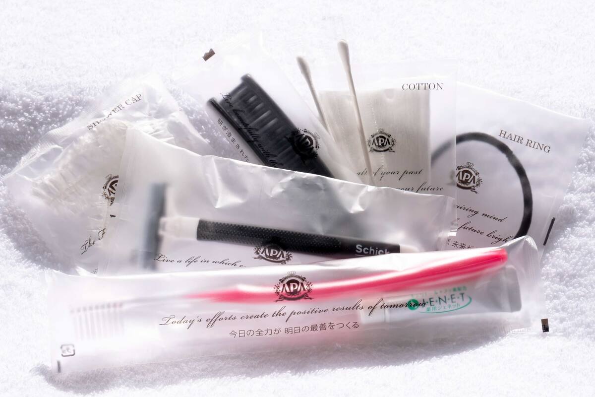 combined shower/bathtub, deep-soaking bathtub, free toiletries